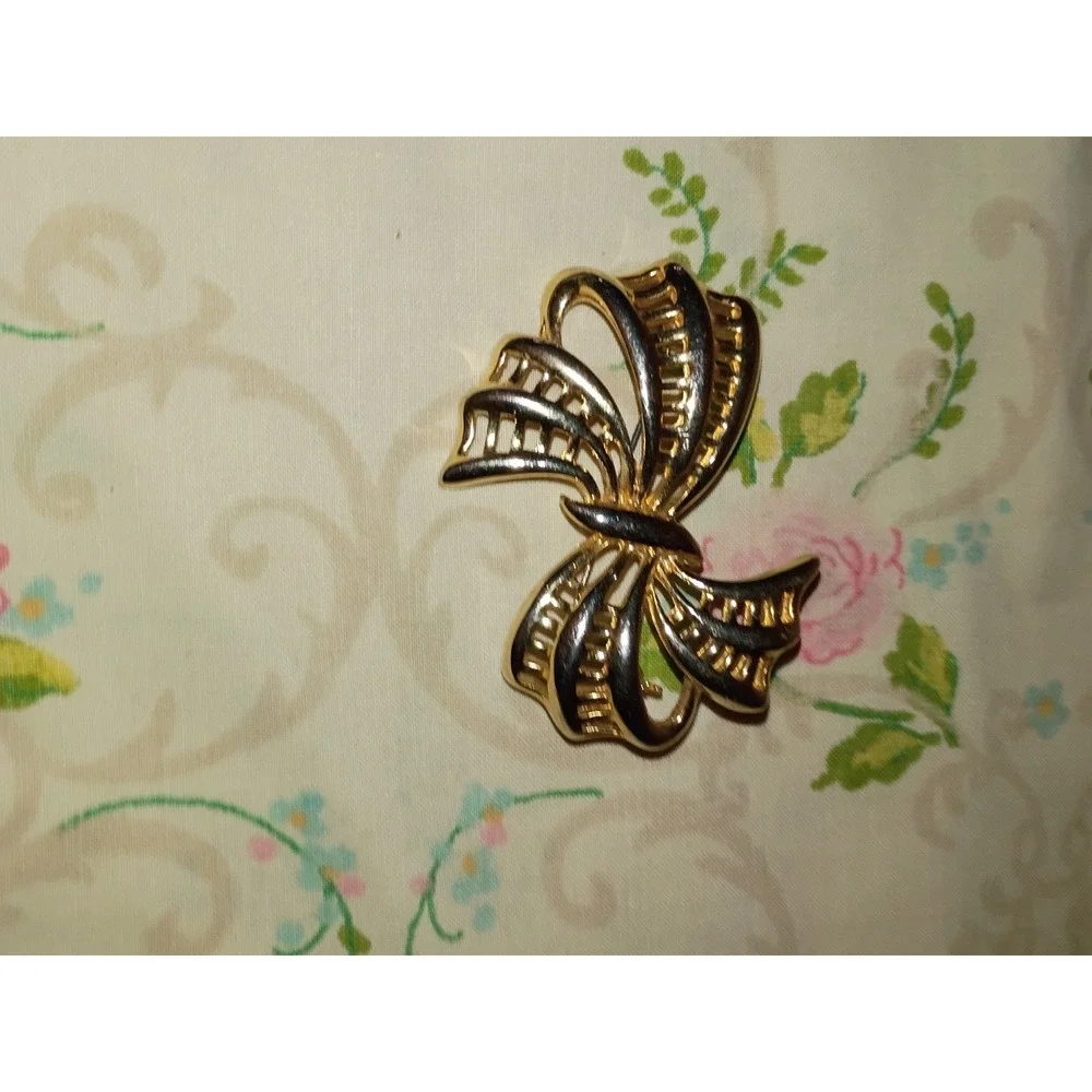 Gold Toned Open‎ Metal Ribbon Bow Brooch Unmarked 2 Inch Vintage